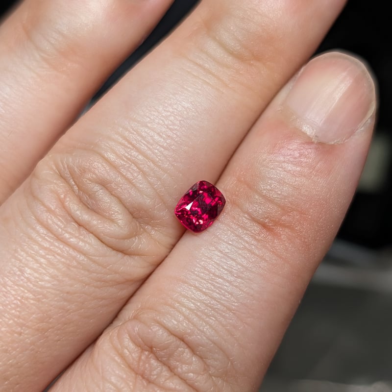 ホットレッドスピネル 1.08ct 5.98×4.75mm クッションカット ルース