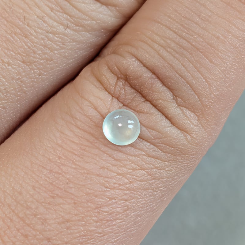 淡い緑の翡翠 0.427ct 4.58mm ラウンド カボション ルース ミャンマー
