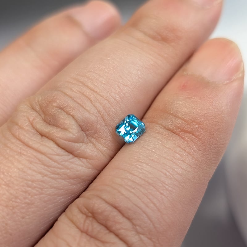 ブルージルコン 0.88ct 4.81×4.23mm オクタゴン ルース | 鈴木屋byJOA