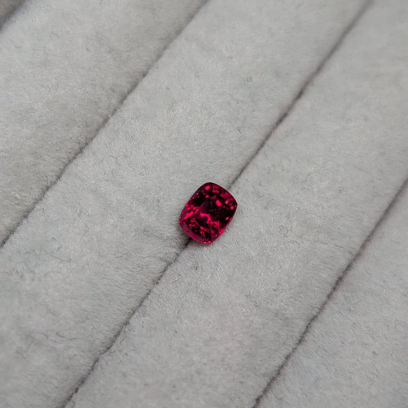 ホットレッドスピネル 1.08ct 5.98×4.75mm クッションカット ルース