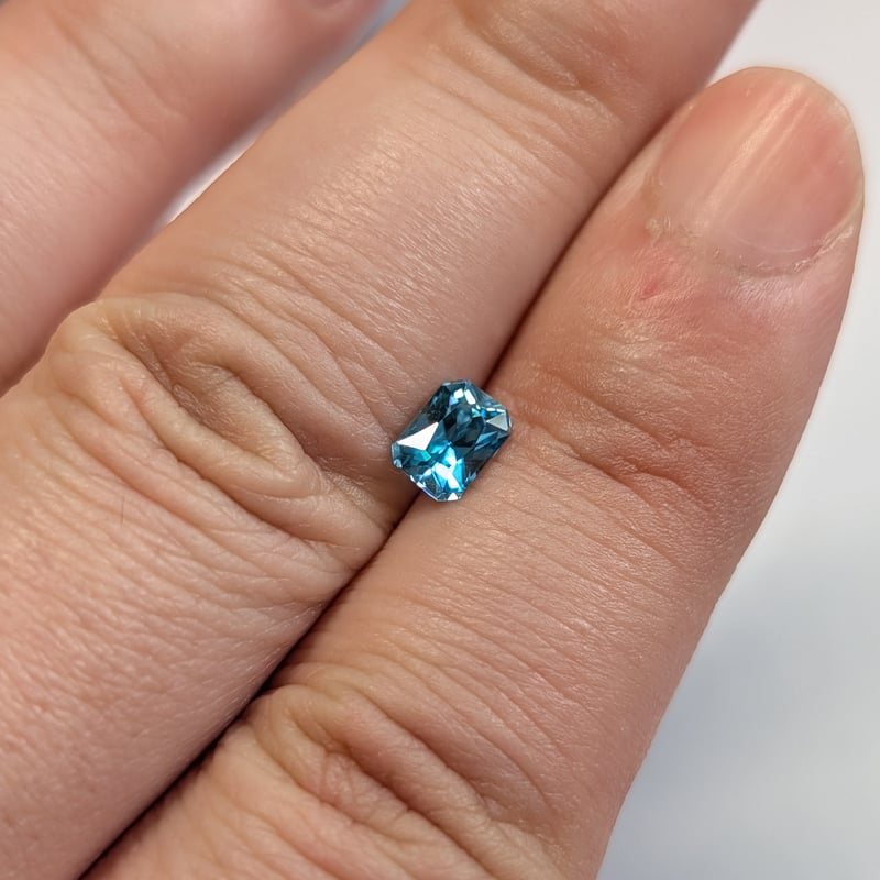 ブルージルコン 1.08ct 5.90×4.32mm オクタゴン ルース | 鈴木屋byJOA