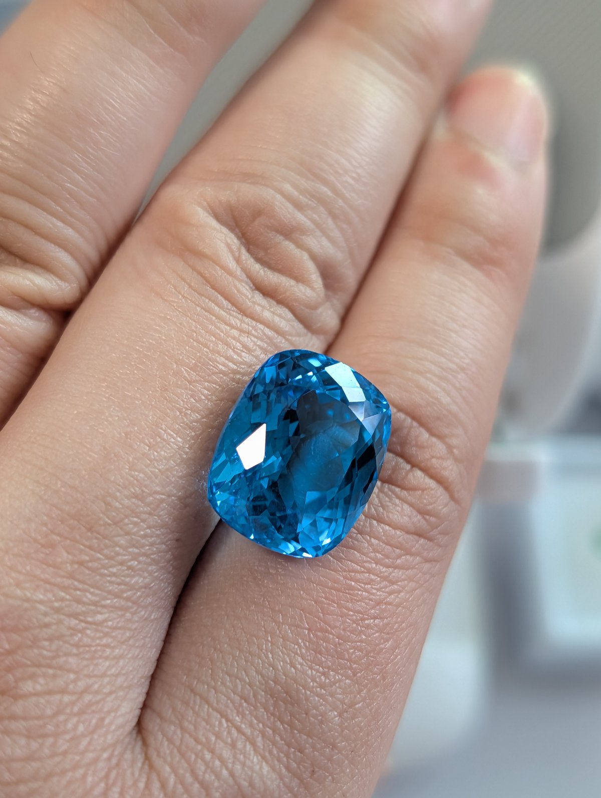 スイスブルートパーズ 17.07ct 15.57×12.83mm クッションカット ルース