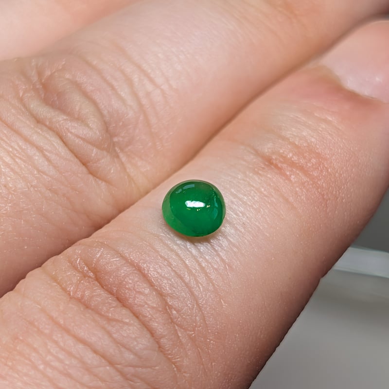 ミャンマー産 翡翠 0.732ct 5.4mm カボションカット ルース ビルマ翡翠
