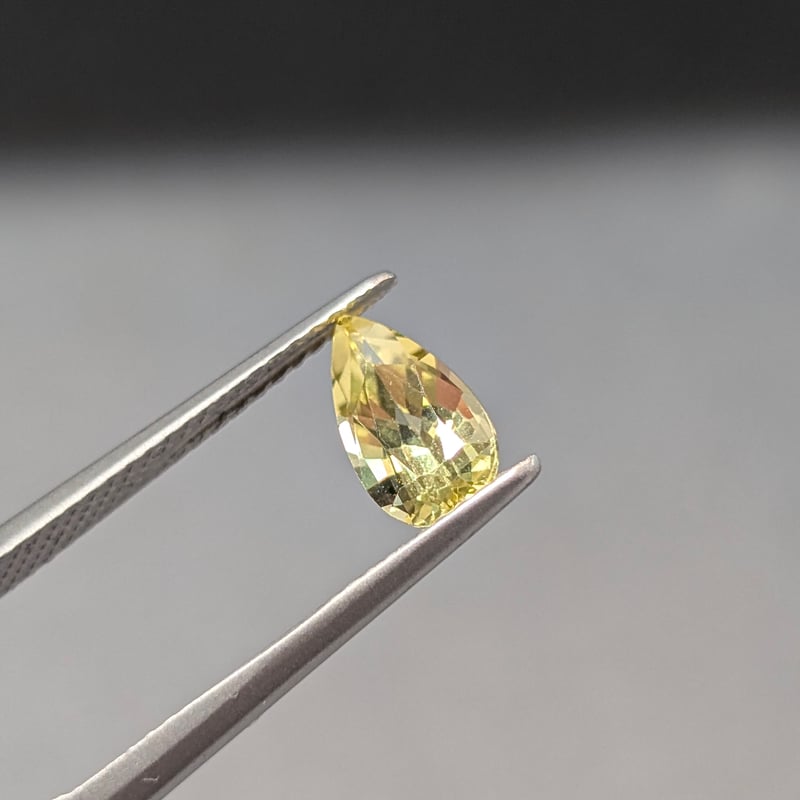 イエロー ダンビュライト 1.03ct 9×5mm ペアシェイプ カット ルース