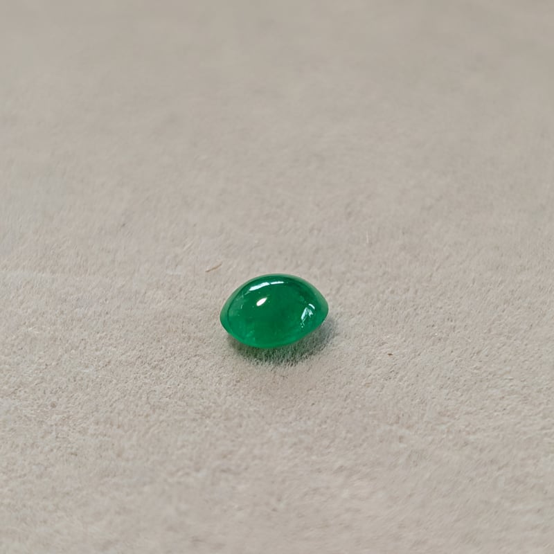 美発色！】ミャンマー産 翡翠 0.610ct 5.63×4.99mm オーバル