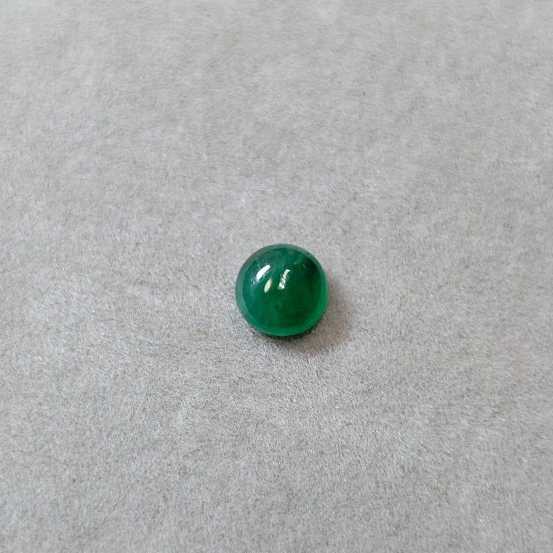 翡翠 0.64ct オーバル カボション カット ルース ミャンマー産