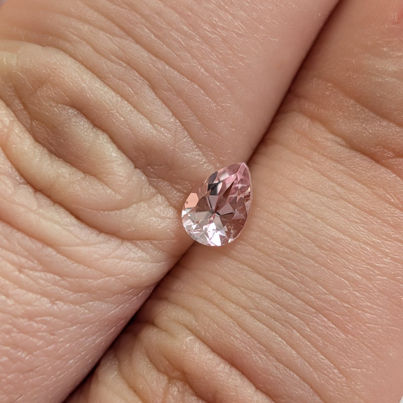 モルガナイト 0.39ct 5.98×4.11mm ペアシェイプ カット ルース | 鈴木