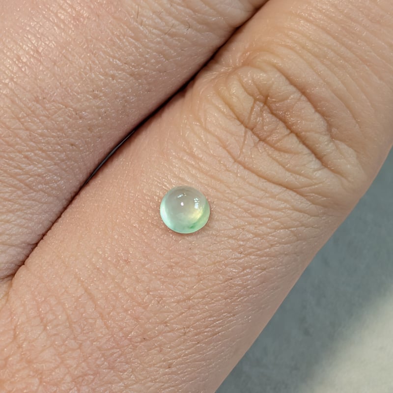 淡い緑の翡翠 0.463ct 4.52mm ラウンド カボション ルース ミャンマー