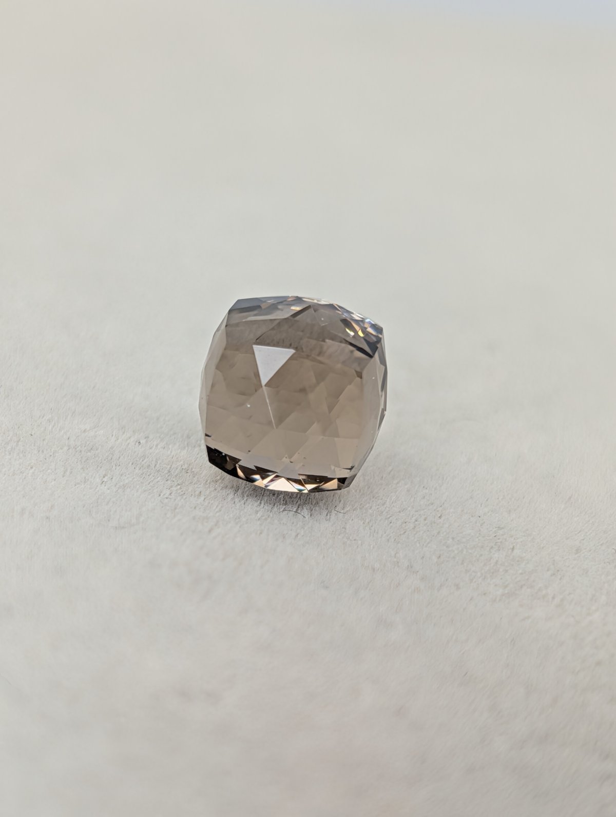 煌カット】スモーキークォーツ 8mm 煌カット ルース シミズ貴石 | 鈴木