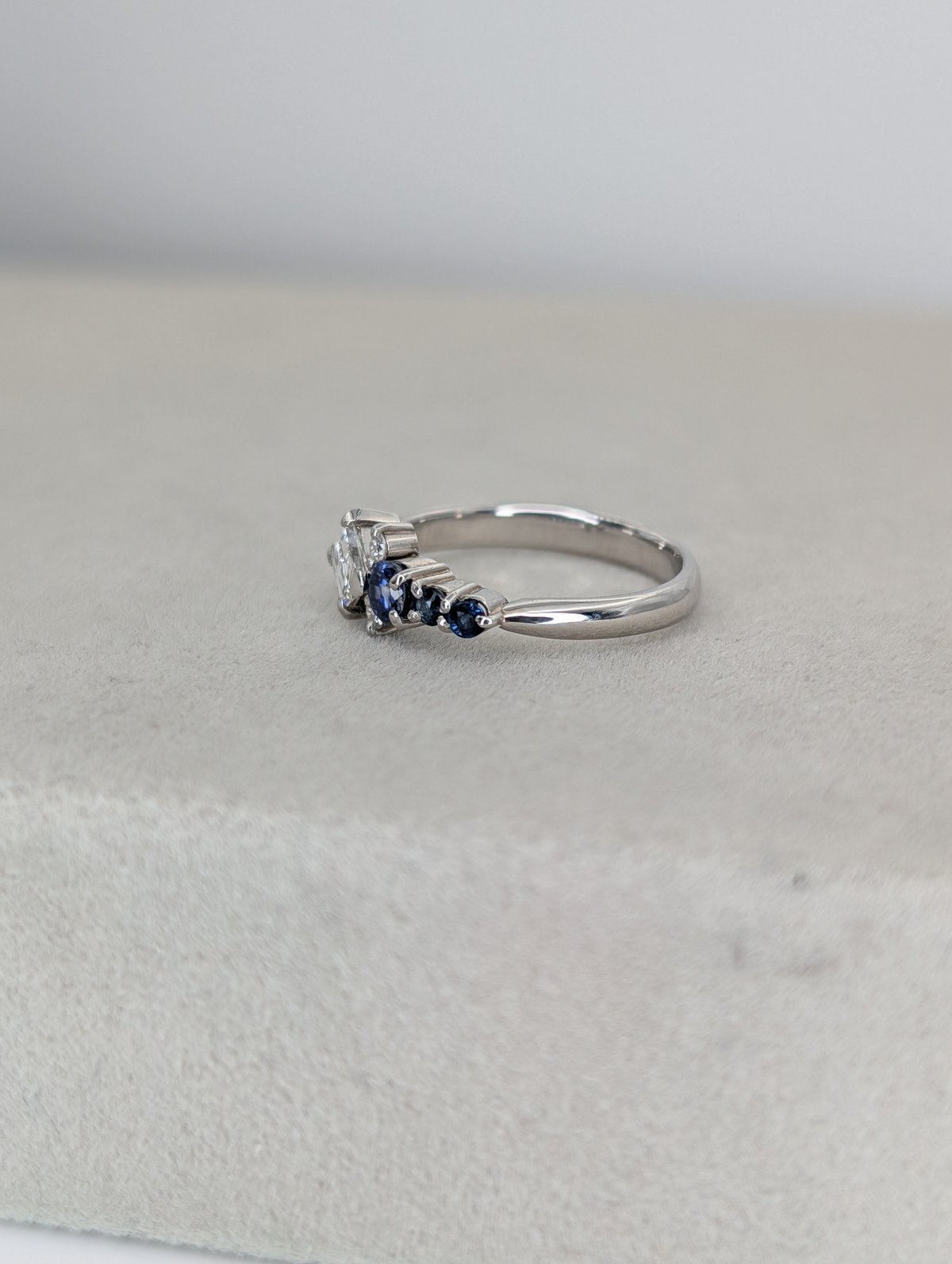 PT900 ダイヤモンド 0.40ct サファイア 0.31ct 鍛造手造り ピンキー 