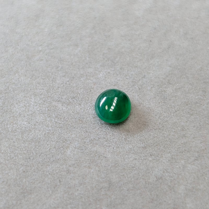 翡翠 0.64ct オーバル カボション カット ルース ミャンマー産