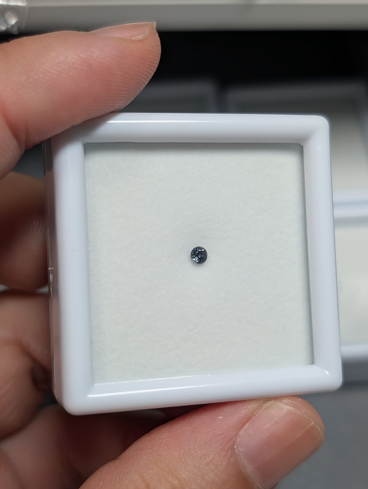 アレキサンドライト 0.09ct 2.47mm ラウンド メレ ルース | 鈴木屋