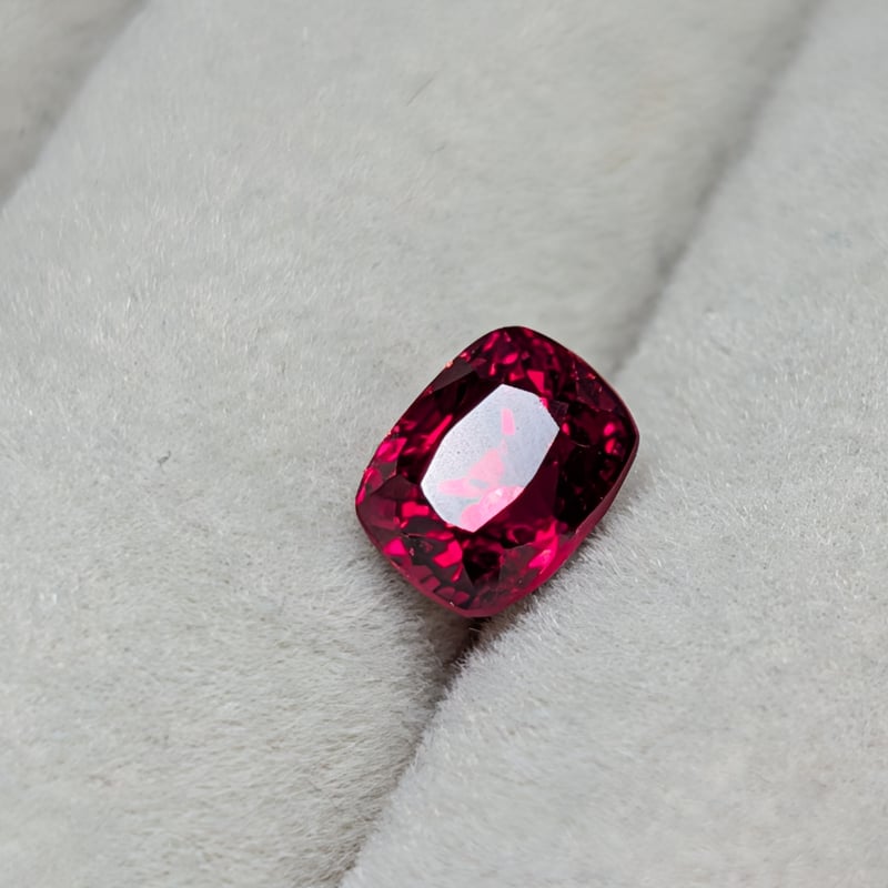 ホットレッドスピネル 1.08ct 5.98×4.75mm クッションカット ルース