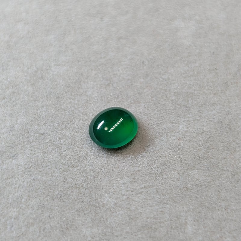 グアテマラ翡翠 0.79ct オーバル カボション カット ルース