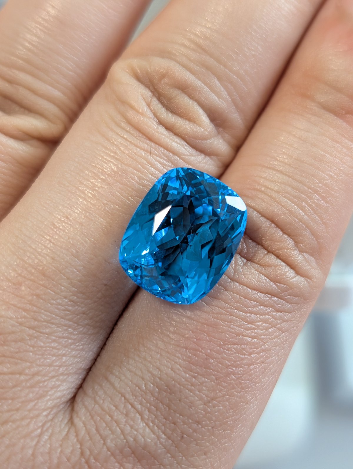 スイスブルートパーズ ハートカット 重さ29.93ct ヤ スイスブルートパーズ 17.07ct 15.57×12.83mm クッションカット ルース