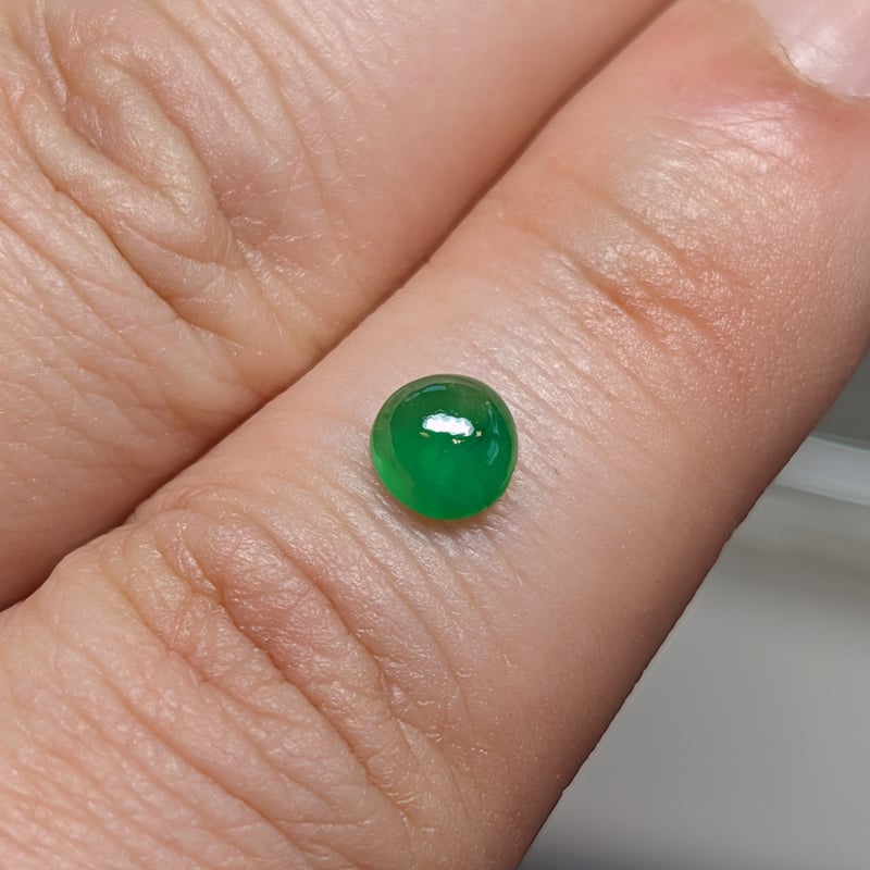 ミャンマー産 翡翠 0.732ct 5.4mm カボションカット ルース ビルマ翡翠