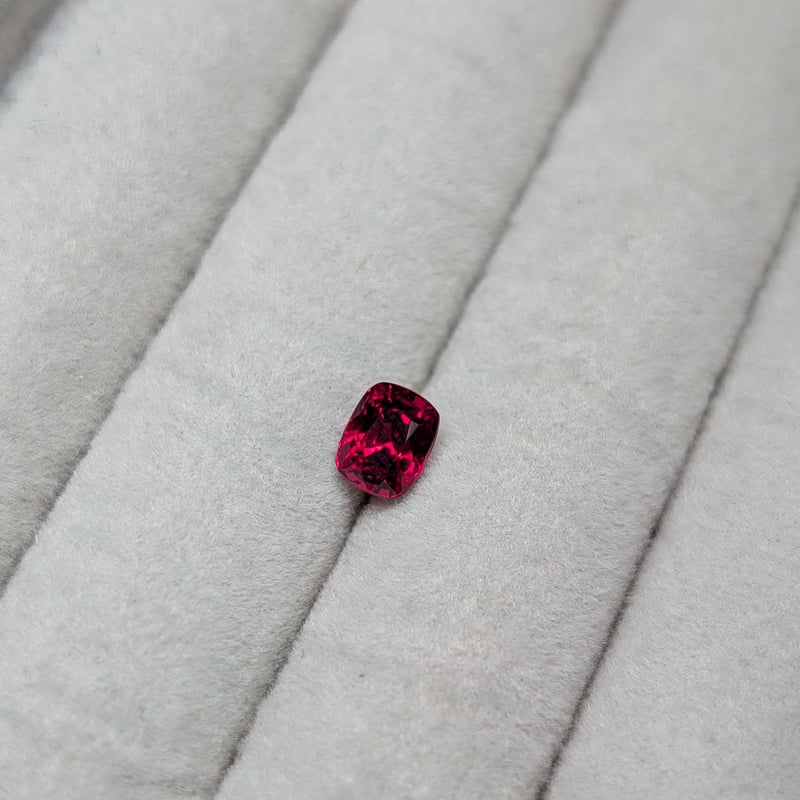 ホットレッドスピネル 1.08ct 5.98×4.75mm クッションカット ルース