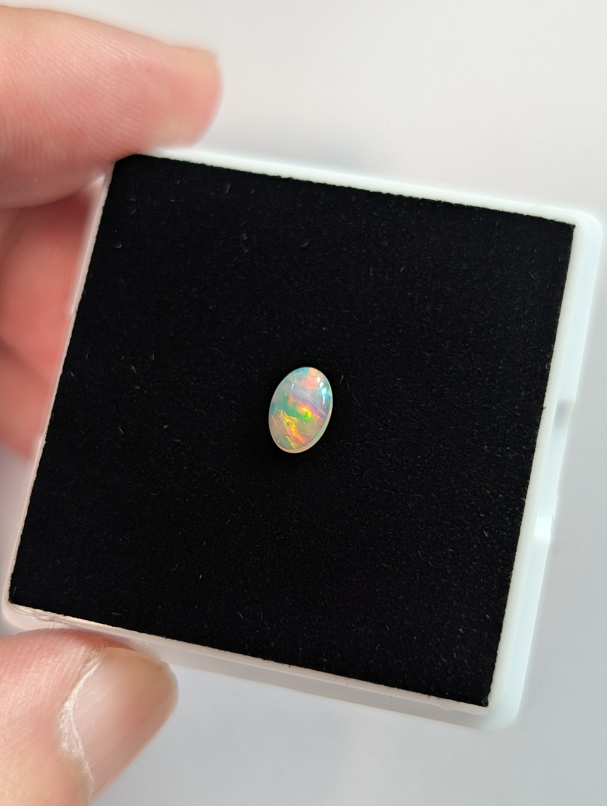オーストラリア産 オパール 0.32ct 6.37×4.44mm オーバルカボション