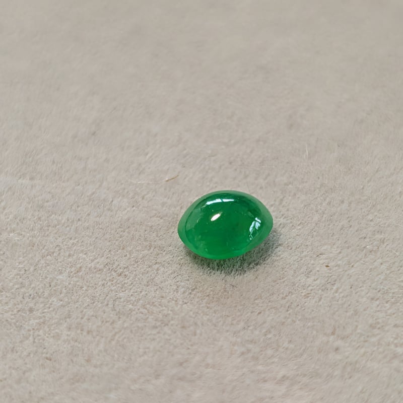 美発色！】ミャンマー産 翡翠 0.610ct 5.63×4.99mm オーバル