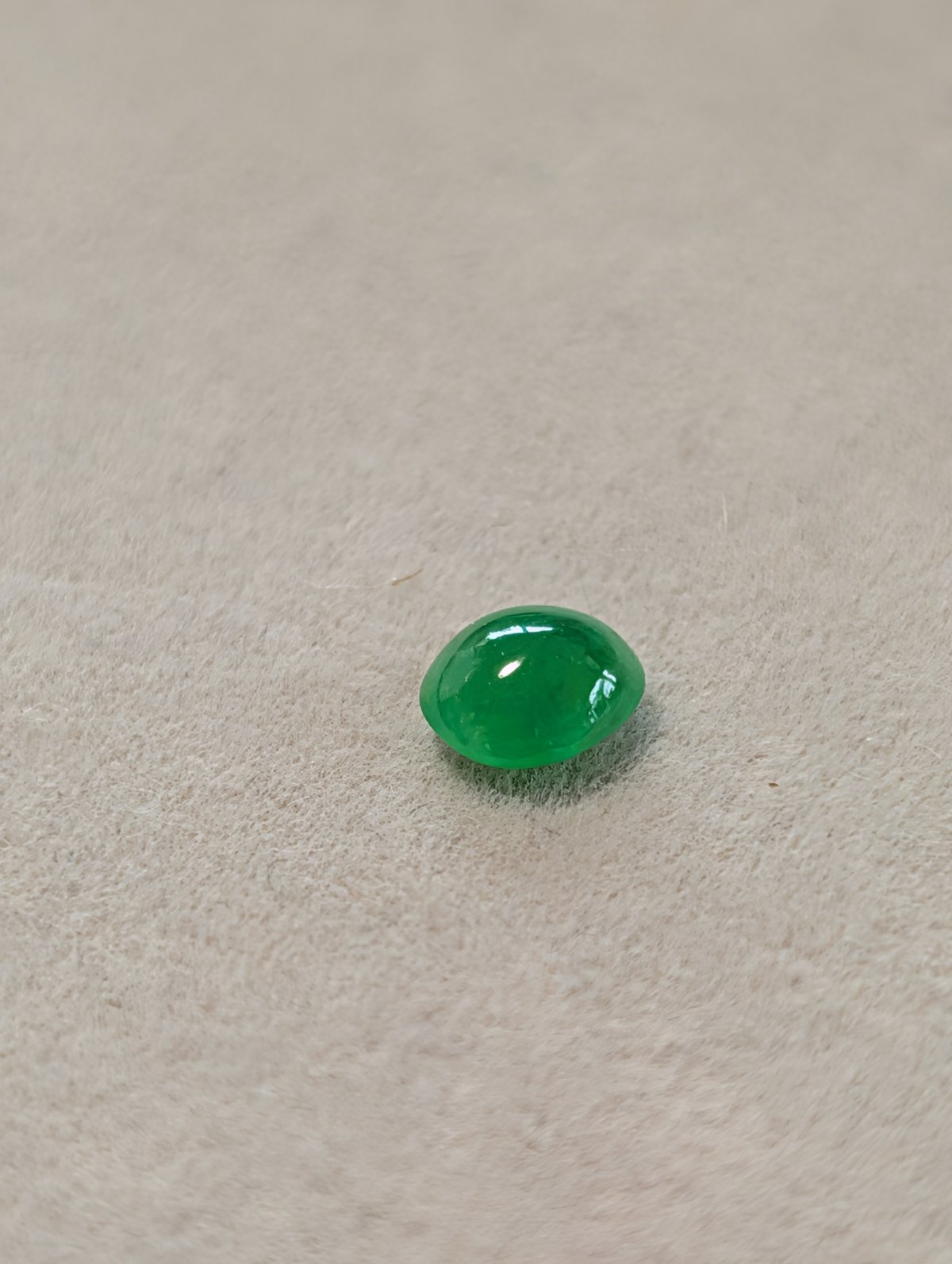 美発色！】ミャンマー産 翡翠 0.610ct 5.63×4.99mm オーバル