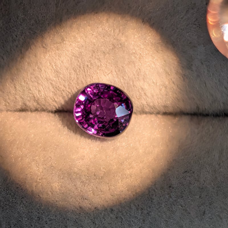 ベキリー ブルー カラーチェンジ ガーネット 0.78ct 5.00×4.60mm