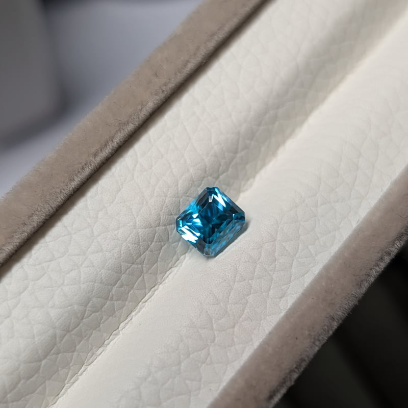 ブルー ジルコン 2.23ct 6.31×5.65mm オクタゴンカット ルース | 鈴木