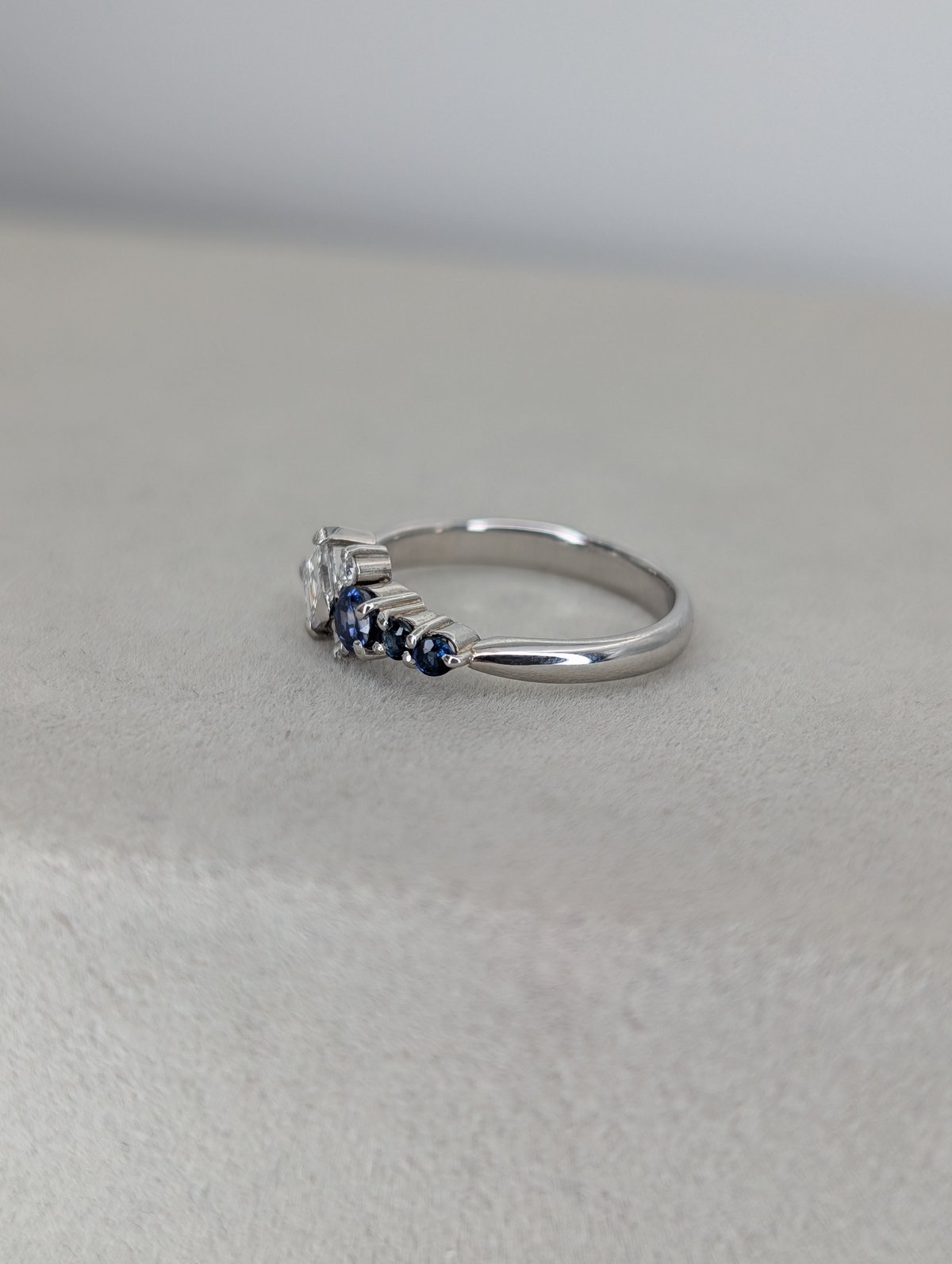 PT900 ダイヤモンド 0.40ct サファイア 0.31ct 鍛造手造り ピンキー 