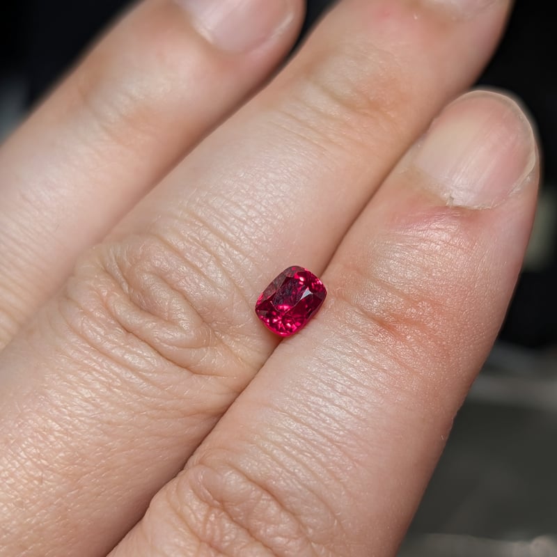 ホットレッドスピネル 1.08ct 5.98×4.75mm クッションカット ルース