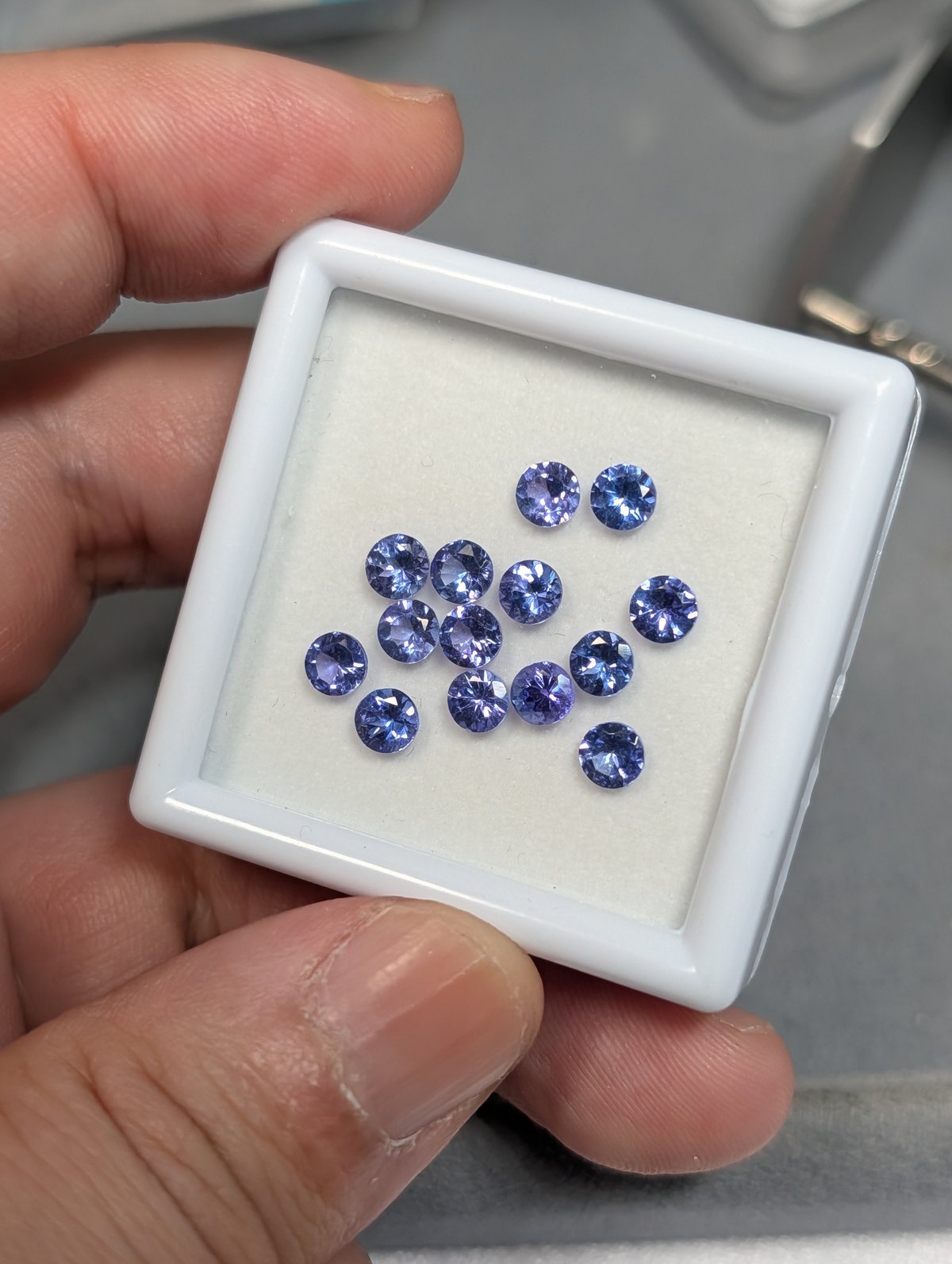 タンザナイト 約4mm ラウンド ランダム1pcs | 鈴木屋byJOA STORE