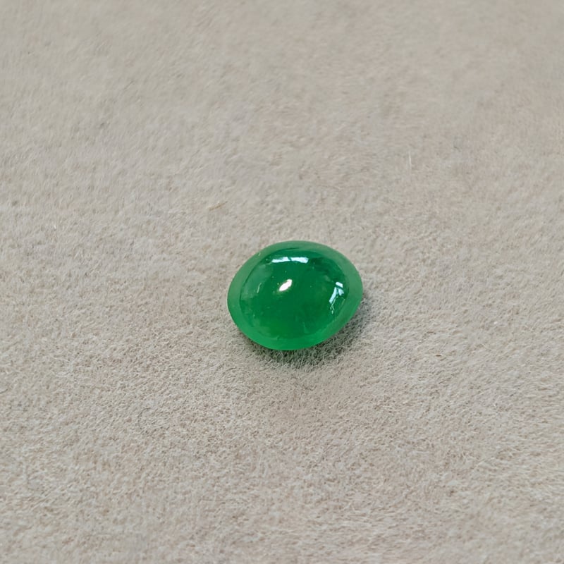 美発色！】ミャンマー産 翡翠 0.610ct 5.63×4.99mm オーバル