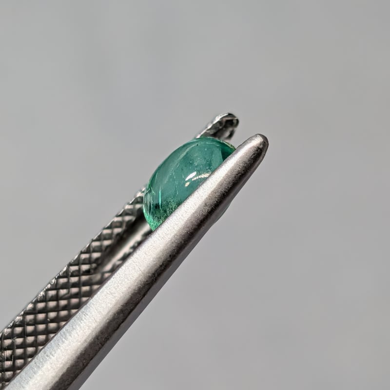 エメラルド 0.89ct 5.97×5.47mm オーバル ダブルカボション（両面