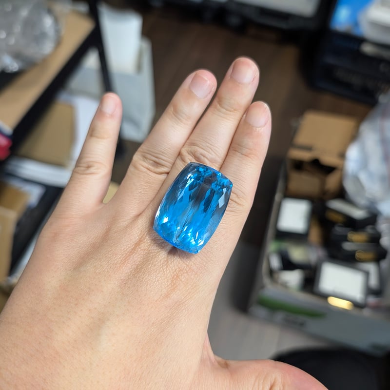 スイスブルートパーズ 156.89ct 34.33x24.33mm クッションカット