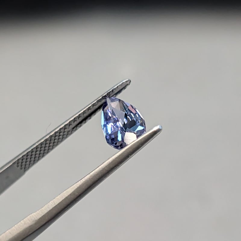 ペアシェイプのロイヤルブルーカラーのタンザナイト宝石。「GIL 認定」 タンザナイト 1.20ct 9.94×5.70mm ペアシェイプ カット ルース | 鈴木