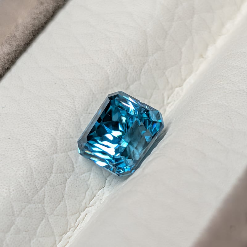 ブルー ジルコン 2.23ct 6.31×5.65mm オクタゴンカット ルース | 鈴木