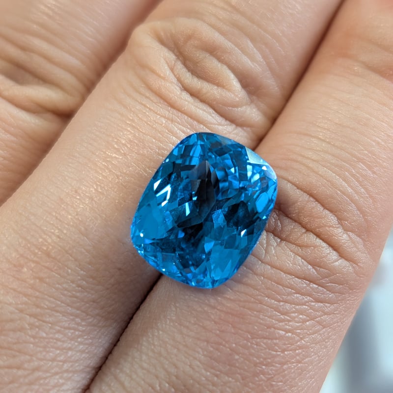 レア♡ブルーカルセドニー蝶々♡♡No.2877 スイスブルートパーズ 17.07ct 15.57×12.83mm クッションカット ルース