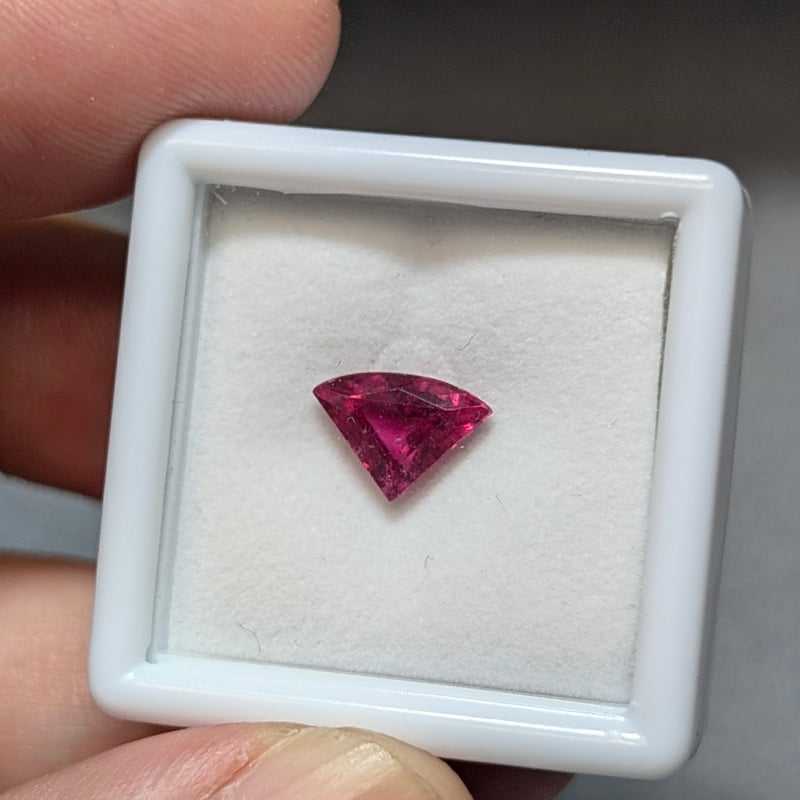 ルベライト 1.11ct 変形カット ルース | 鈴木屋byJOA STORE ルベライト 1.11ct 変形カット ルース | 鈴木屋byJOA STORE