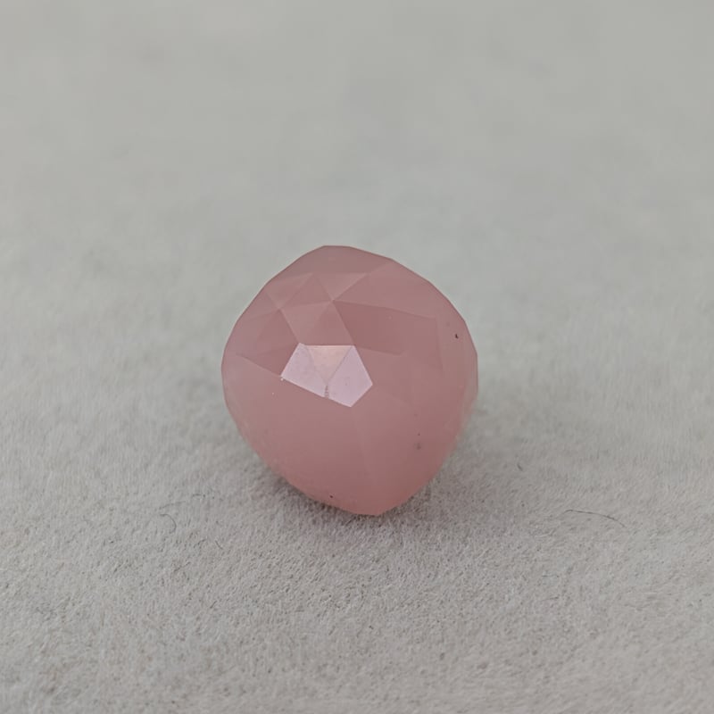 か*な様 【貴重】ピンクコア　84個 煌カット】ピンクカルセドニー 8mm 煌カット ルース シミズ貴石 | 鈴木