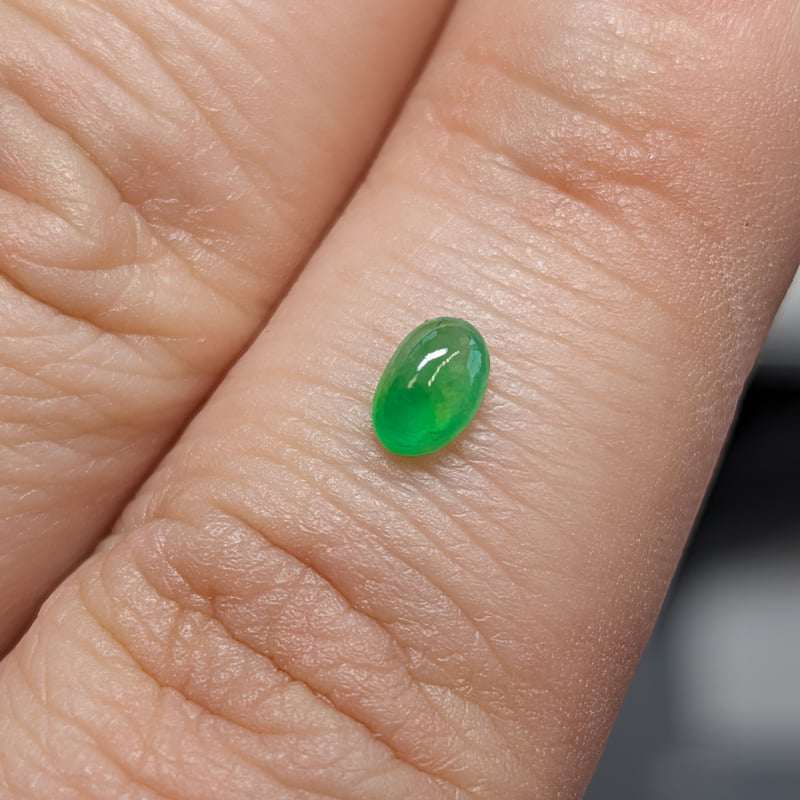 ミャンマー産 翡翠 0.324ct 5.2×3.5mm オーバル カボションカット