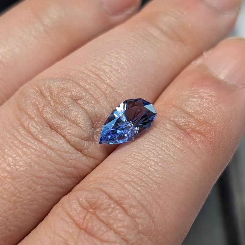 タンザナイト 2.03ct 11.24×6.32mm ペアシェイプ カット ルース | 鈴木