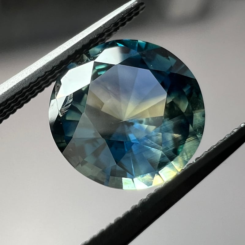 ティール サファイア （バイカラー） 2.60ct 8.31mm ラウンド カット