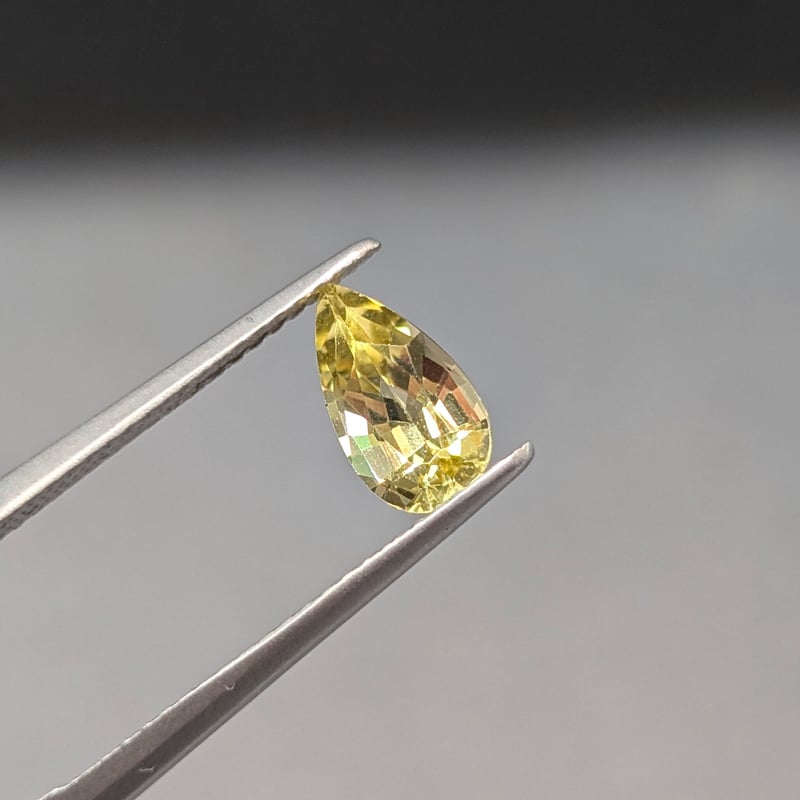 イエロー ダンビュライト 1.03ct 9×5mm ペアシェイプ カット