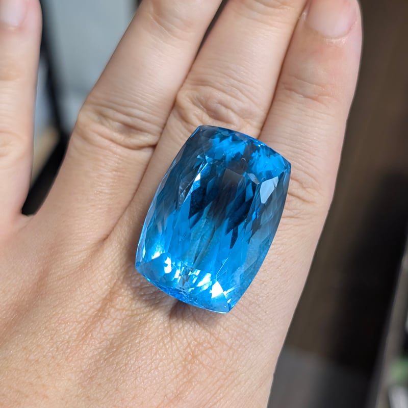 スイスブルートパーズ 156.89ct 34.33x24.33mm クッションカット