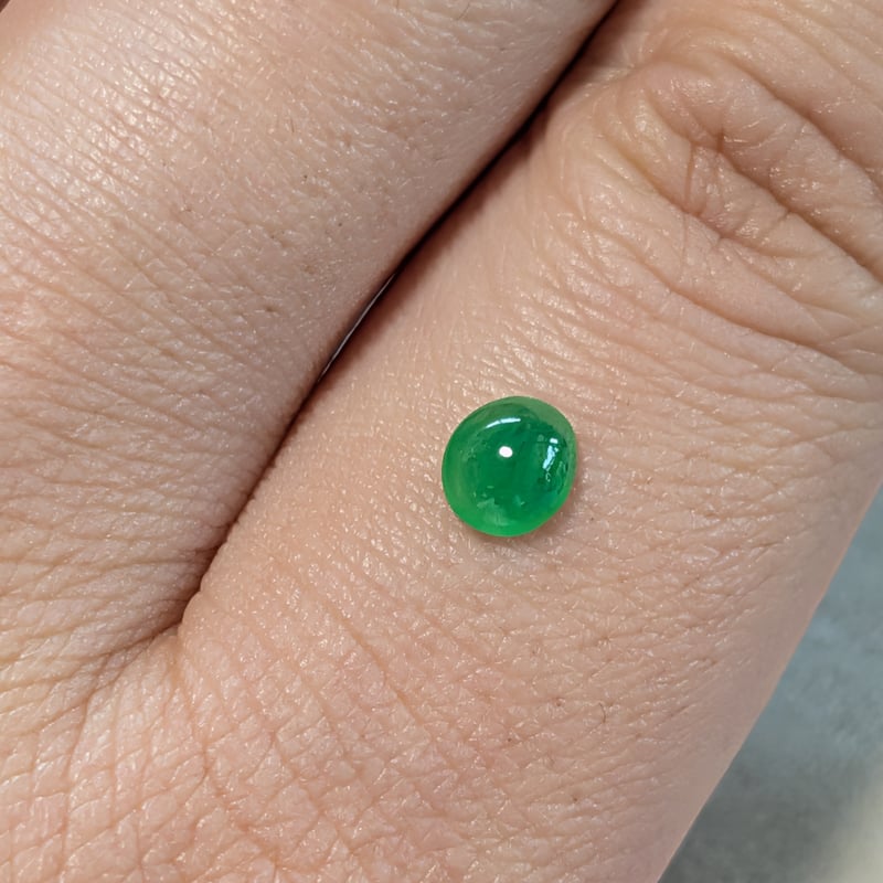 美発色！】ミャンマー産 翡翠 0.610ct 5.63×4.99mm オーバル