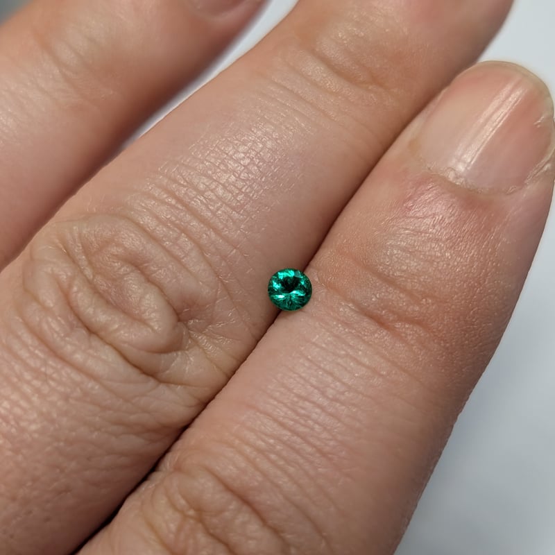 濃い色 エメラルド 0.12ct 3.34mm ラウンドカットルース | 鈴木屋byJOA