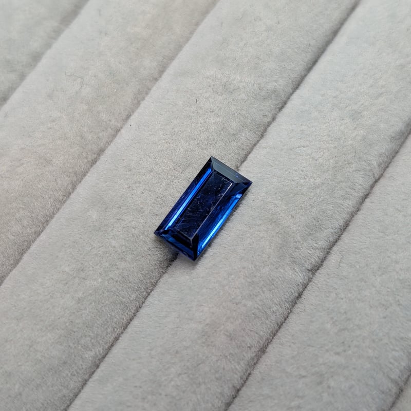 カイヤナイト （ロイヤルブルーカラー）3.14ct 11.98×6.04mm バゲット