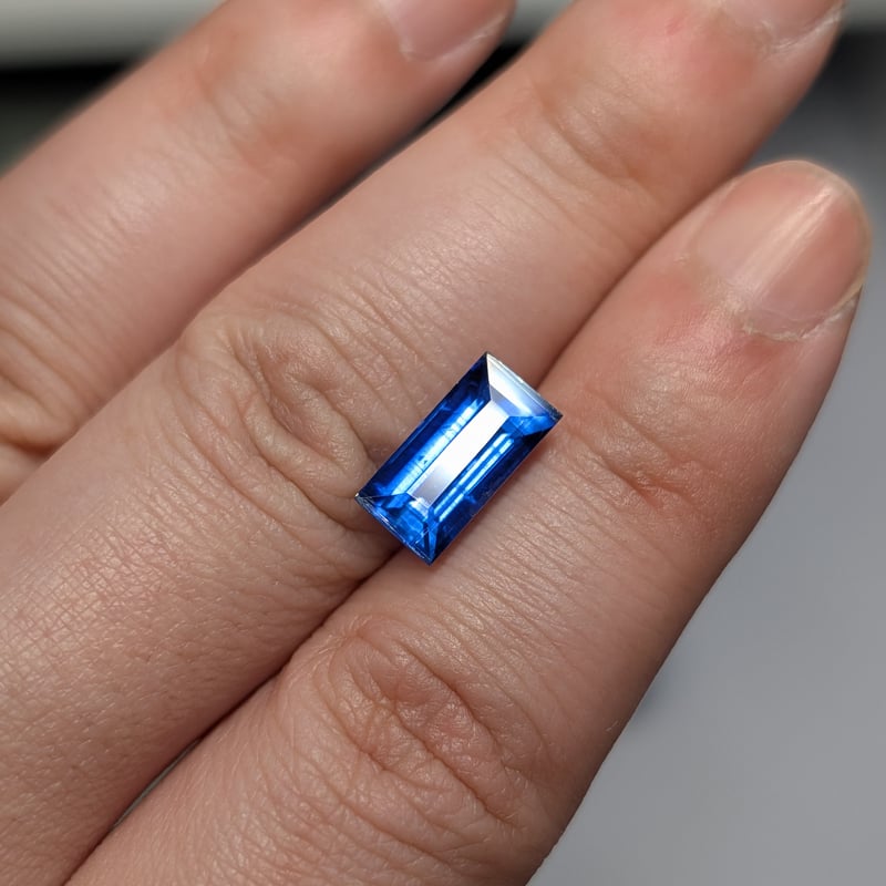 カイヤナイト （ロイヤルブルーカラー）4.87ct 12.08×6.09mm バゲット