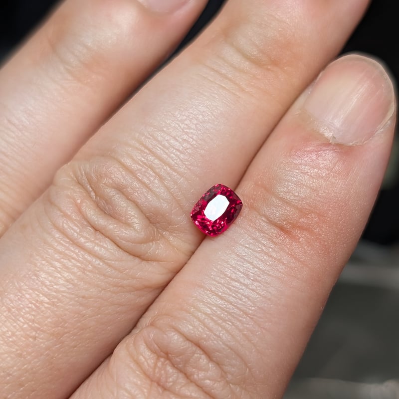 ホットレッドスピネル 1.08ct 5.98×4.75mm クッションカット ルース