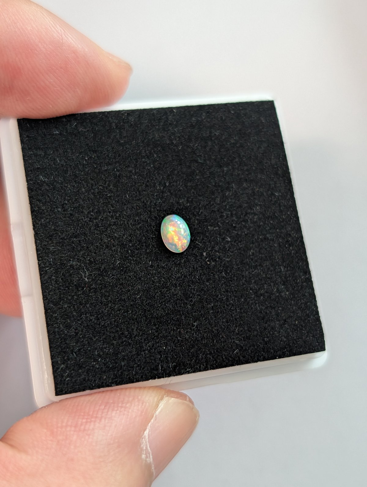 オーストラリア産 オパール 0.16ct 5.03×3.69mm オーバルカボション
