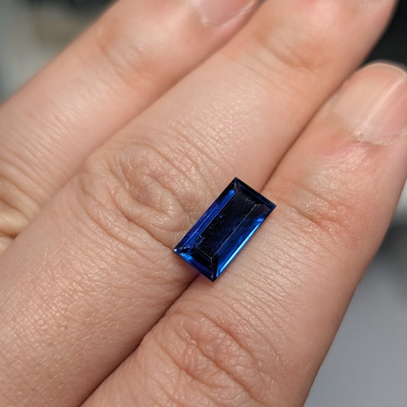 カイヤナイト （ロイヤルブルーカラー）3.14ct 11.98×6.04mm バゲット
