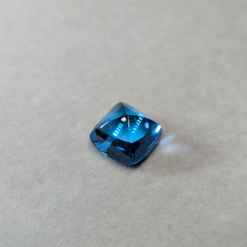 スイスブルートパーズ 11.09ct 11.75mm シュガーローフカット